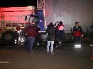 Tır İle Kamyon Çarpıştı: 1 Ölü