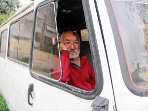 Yaşlı Adamın Minibüste Yaşam Mücadelesi
