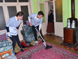 Hem Okuyor Hem De Yaşlılara Bakıyorlar