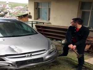 Arkadaşına Kızdı, Aracını Çekiçle Parçaladı