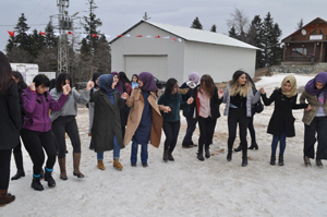 Artvin’de Üniversite öğrencileri kar şenliğinde Mehmetçiği unutmadı