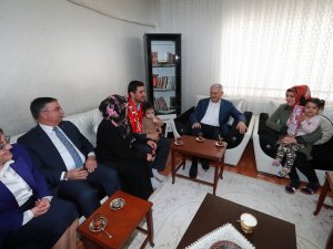 Başbakan Pankartlı Daveti Kırmadı