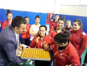 Spor İl Müdürü Çelik'ten Bayan Milli Haltercilere Baklavalı Ziyaret