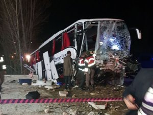 Yolcu Otobüsü Kaza Yaptı: 2 Ölü, 33 Yaralı