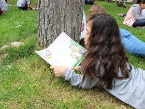 Çimlerin Üzerinde Kitap Okudular