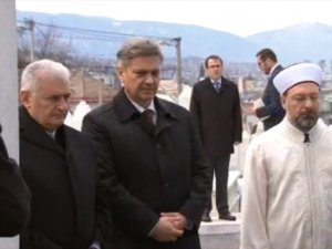 Başbakan Yıldırım Kovaçi Şehitliği’ni Ziyaret Etti