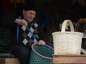80 Yaşında Ve Hâlâ Sepet Örüyor