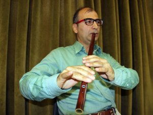Kırkından Sonra Hem Kaval Hem Bağlama Çalıyor