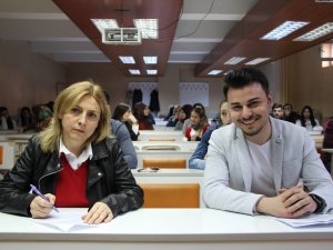 Oğlu İle Aynı Okul Sırasını Paylaşıyor
