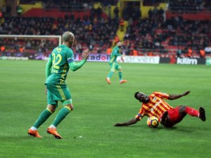 Fenerbahçe Kayseri’de Farka Koştu