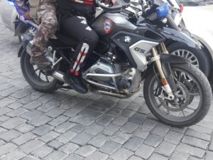Trabzon Emniyet Müdürü Orhan Çevik Özel Harekat Polisleri’nin Kamuflajını Giyip Yunuslarla Devriye Attı