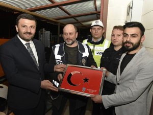 Ak Parti’den Nöbet Tutan Polislere Tatlı Sürprizi