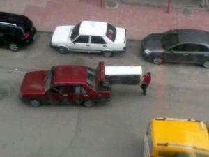 Buzdolabını Otomobilin Bagajında Taşıdılar