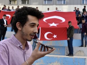 “Kavga Var” Diye Çağırdıkları Polislere Pasta Kestirdiler
