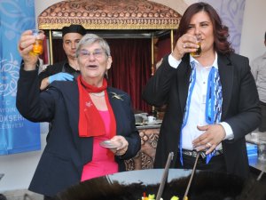 Canan Karatay Su İçer Gibi Zeytinyağı İçti