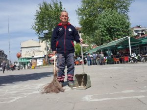 Temizlik İşçisi Para Ve Altın Dolu Çantayı Polise Teslim Etti