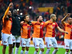 Galatasaray Galibiyeti Taraftarıyla Kutladı