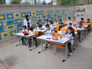 Derslerini Okul Bahçesinde Yapıyorlar
