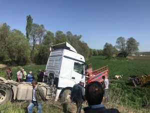 Kamyonetle Tır Kafa Kafaya Çarpıştı: 1 Ölü, 4 Yaralı