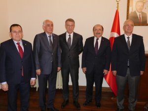 Başkan Gümrükçüoğlu, Trabzonspor Yönetimini Kabul Etti