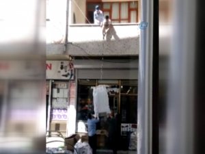 Çuvala Doldurulan Eşyaları Balkondan İple Taşıdılar