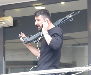Trabzon'da pompalı tüfekle bir restorana giren şahıs ateş ederek korkuya neden oluyor