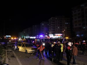 Düğün Konvoyunda Zincirleme Kaza: 22 Yaralı