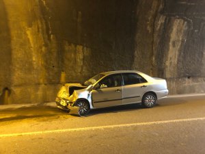 Trafiğe kapalı tünelde iki otomobil çarpıştı