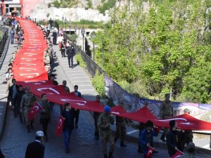 Çanakkale’de Destan Yazan 57. Alay İçin 102 Metrelik Bayrakla Vefa Yürüyüşü Yapıldı