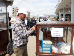 Simit Arabasına Yazdığı Yazıyla Eş Arıyor
