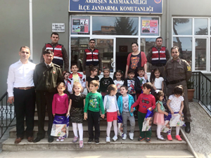 Rize'de Minik Öğrencilerden Jandarmaya Ziyaret