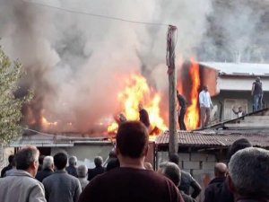 Gümüşhane’de Çatı Yangını, 8 Kişi Dumandan Etkilendi