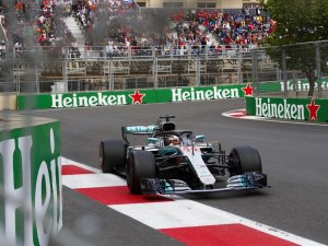 Bakü’de Kazanan Hamilton Oldu