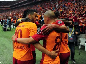 Galatasaray Zaferi Taraftarıyla Kutladı
