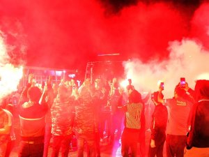 Beşiktaş Meşalelerle Karşılandı