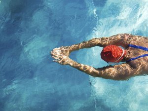 Yüzme Hem Tedavi Ediyor Hem Stresi Önlüyor