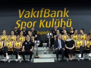 Şampiyon Basının Karşısında