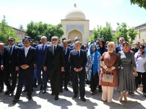 Nakşibendi Hazretlerinin Türbesini Ziyaret Etti