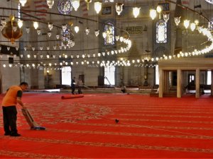 Süleymaniye Camii’nin Halıları Değişiyor
