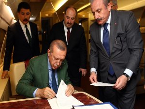 Cumhur İttifakı Protokolünü Uçakta İmzaladı