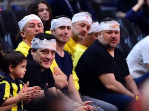 Fenerbahçe Taraftarlarından ’Sargı Bezi’ Göndermesi