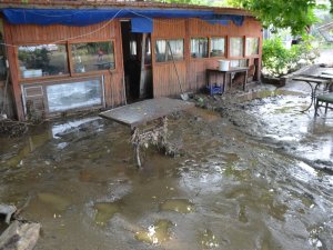 Hayko Cepkin’in Mekanını Sel Vurdu