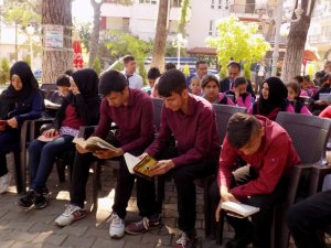 Bu İlçede Her Yerde Kitap Okunuyor