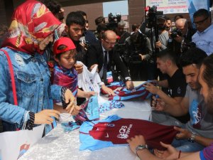 Trabzonsporlu Oyuncular İmza Gününe Katıldı