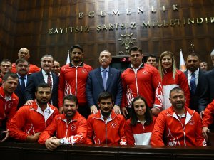 Şampiyon Güreşçileri Kabul Etti