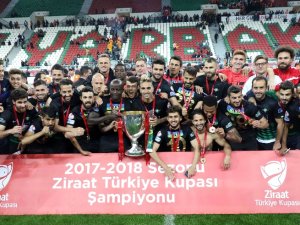 Akhisarspor’un Kupasına Kavuştu