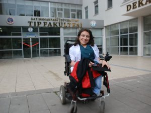 Engelleri Aştı Tıp Fakültesini Birincilikle Tamamladı