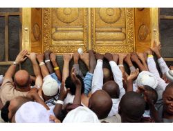 Hacı Adayları Kabe’ye Akın Etti