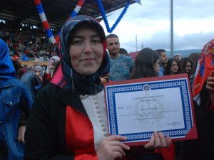 Kızı İle Başladığı Üniversiteyi Birincilikle Bitirdi