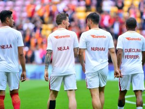 Galatasaraylı Futbolculardan Annelerine Jest